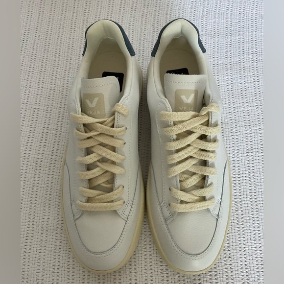 Veja White and Cream Sneakers for Casual Elegance - Picture 2 of 9